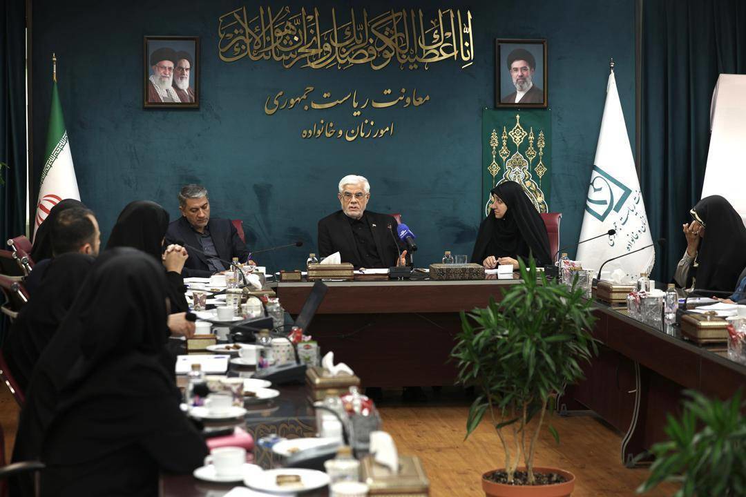 عارف: تنگه هرمز ملک مطلق ایران است