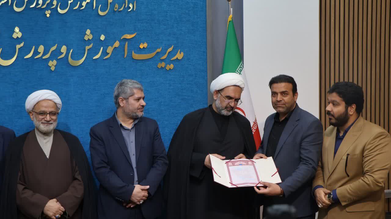 بخشداری مرکزی مهریز نخستین اسناد مالکیت مستثنیات کشور را دریافت کرد