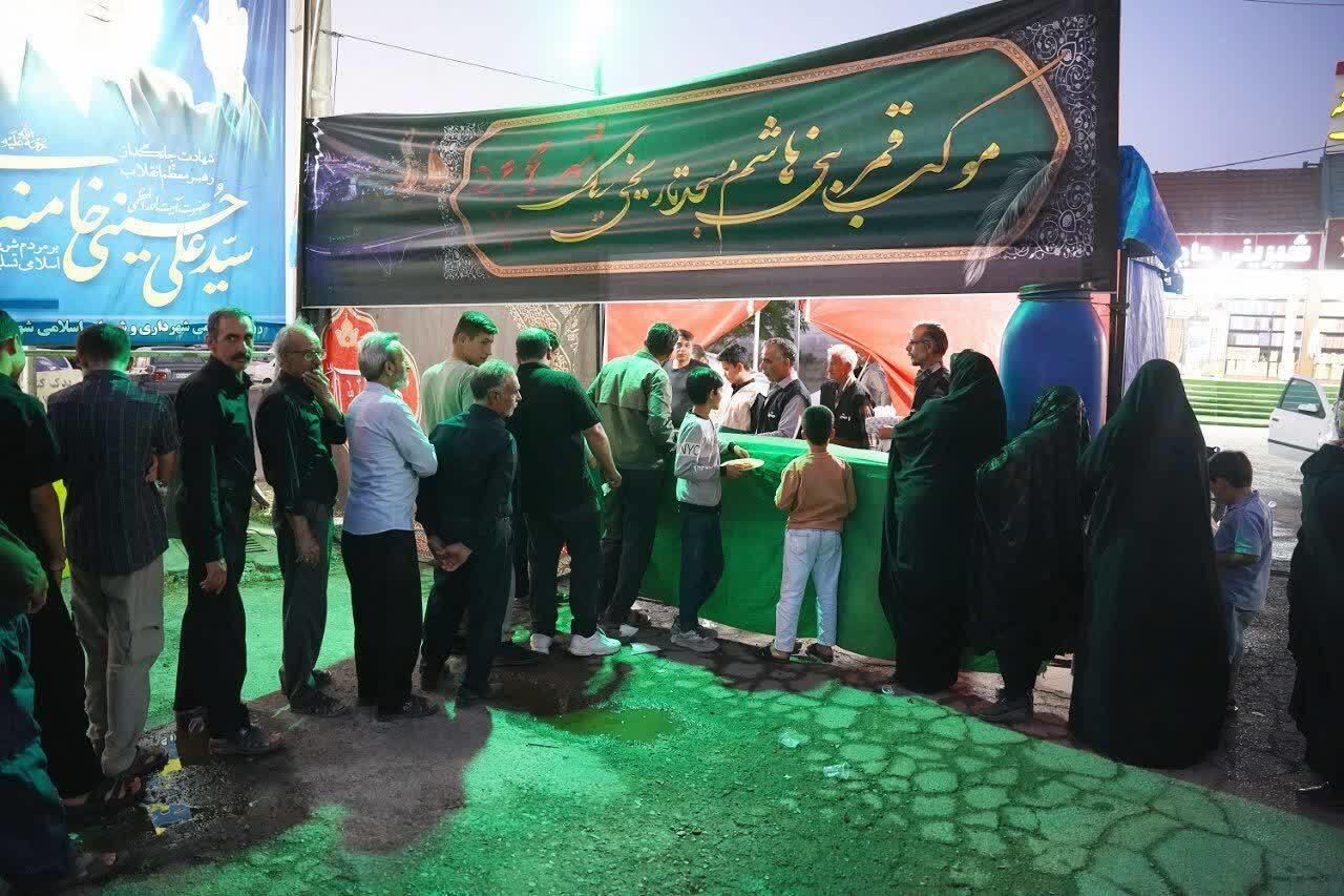 خدمت‌رسانی موکب قمر بنی هاشم  مجومرد به زائران مراسم تشییع رهبر شهید انقلاب