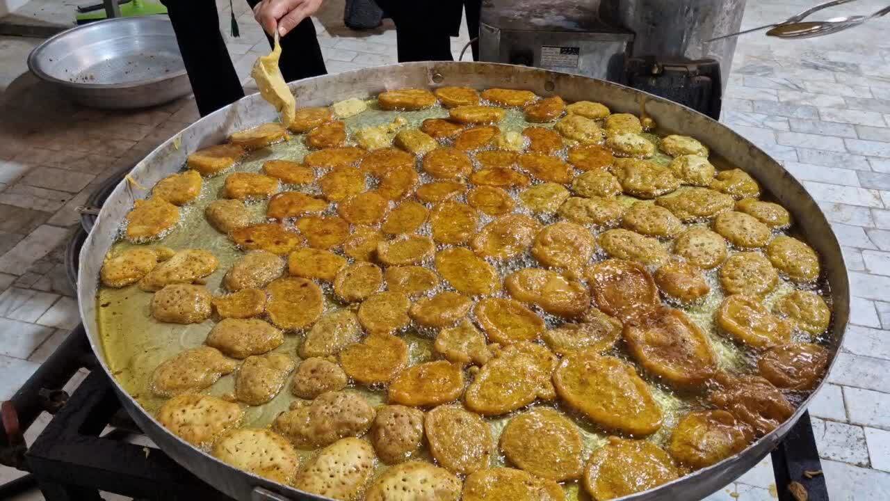 پخت بیش از ۲ هزار نان سوروک در زارچ
