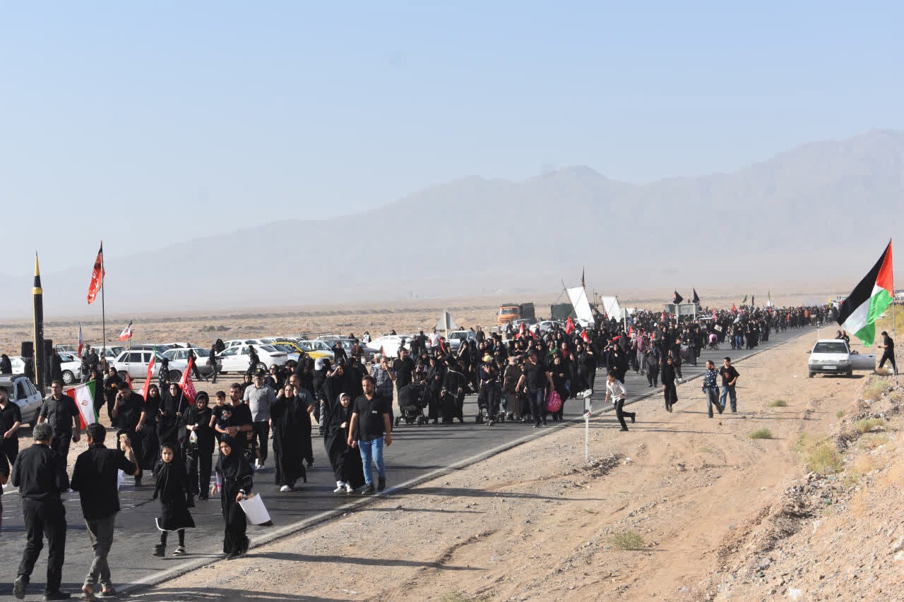 طنین «لبیک یا حسین» جاماندگان اربعین حسینی در بهاباد