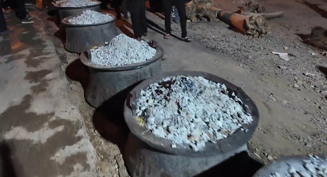 پخت ۱۲ دیگ آش نذری به مناسبت شهادت امام رضا (ع) در بهاباد