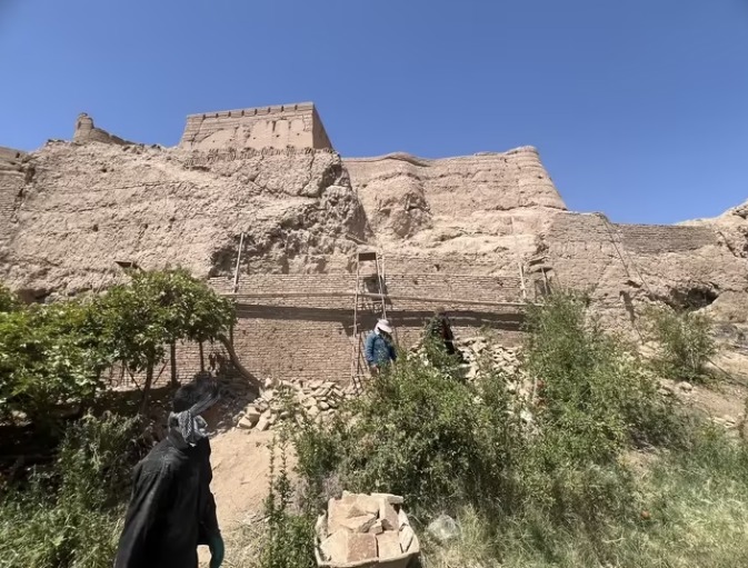 آغاز مرمت حصار شرقی کهن دژ نارین قلعه میبد با روش‌های اصیل
