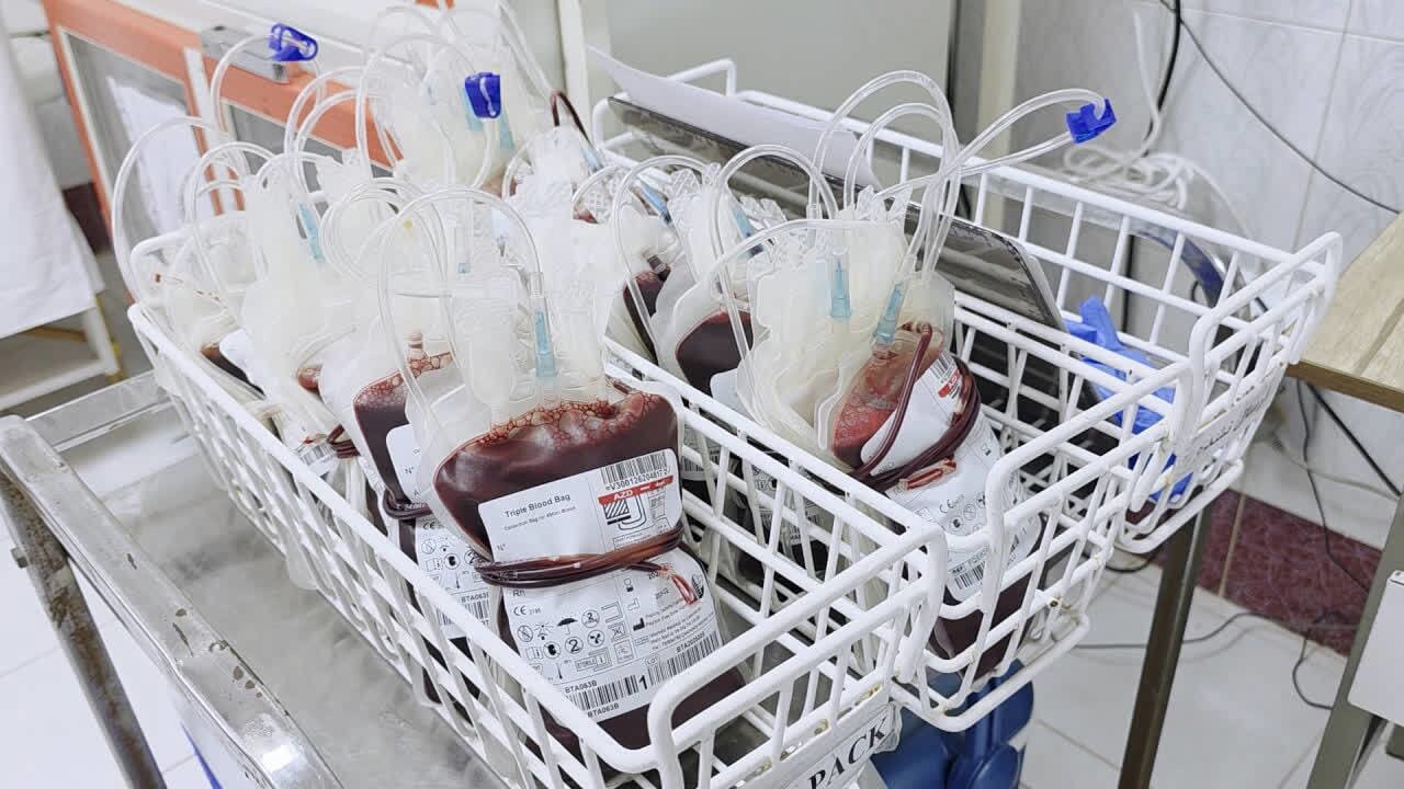 بسیج اصناف میبد برای کمک به بیماران بخشی از خون خود را اهداء کردند