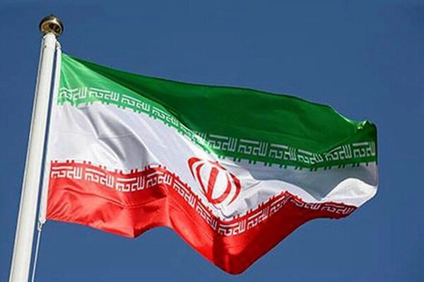 احترام نظامی مردم یزد به پرچم و سرود جمهوری اسلامی ایران