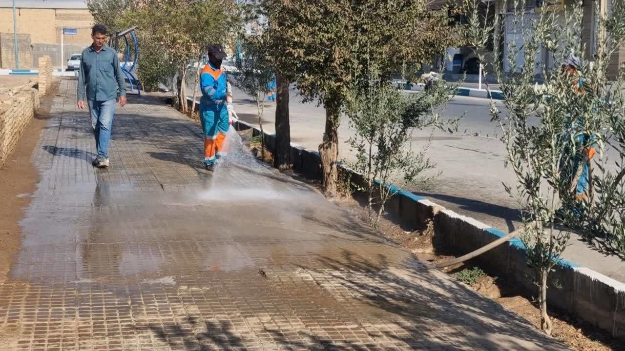 شستشوی پیاده‌رو‌های سطح شهر زارچ با رویکرد ارتقای نظافت و استفاده بهینه از آب