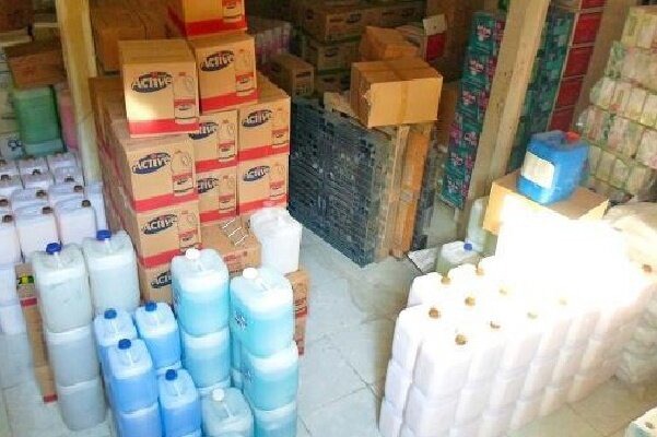 کشف بیش از ۱۳ هزار لیتر مواد شوینده احتکارشده در بندرعباس