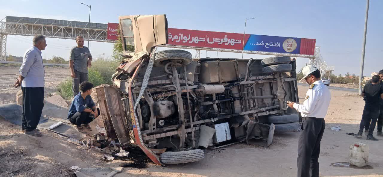 ۸ مصدوم در حادثه واژگونی مینی‌بوس در محور یزد - میبد