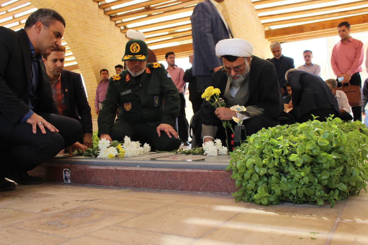 غبارروبی و ادای احترام به قبور شهدای گمنام دانشگاه یزد