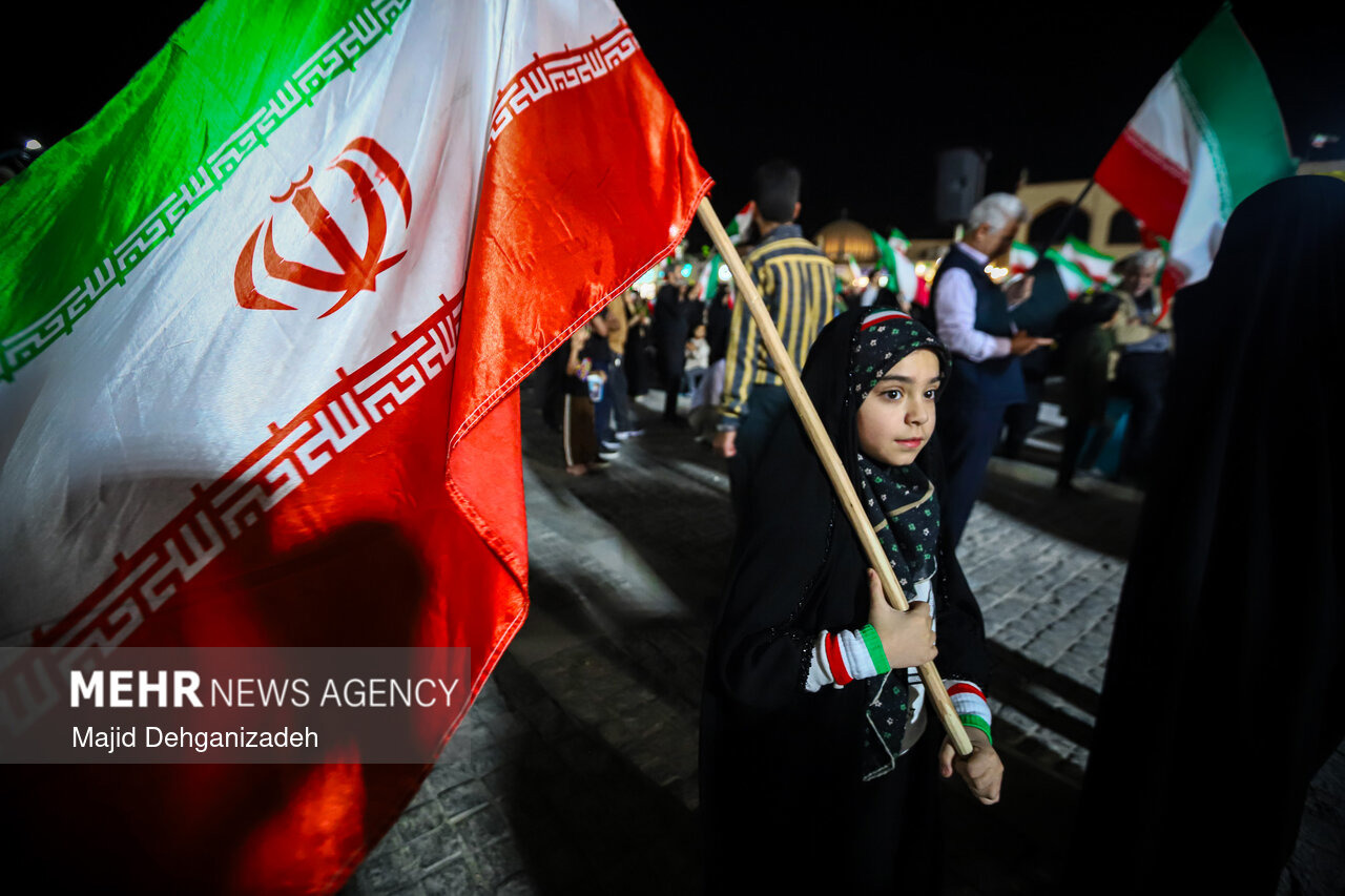 شب ۲۰۸؛ طنین سرود ملی در میدان باهنر یزد