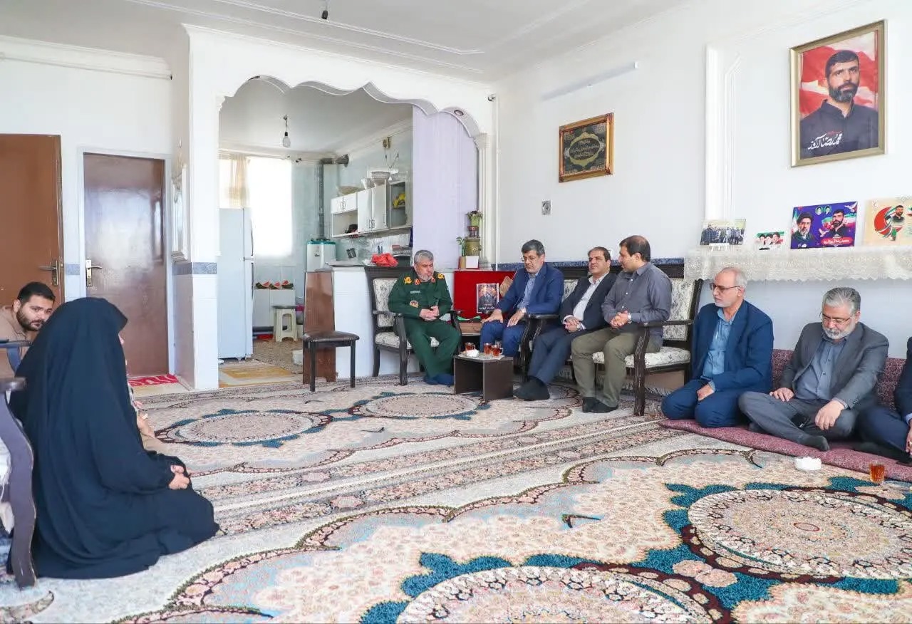 دیدار استاندار یزد با خانواده معظم شهید والامقام «محمدرضا آروز»