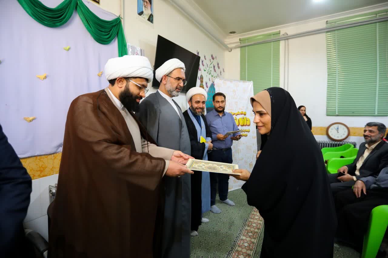 دبیرستان صدرای مهریز رتبه دوم رویداد ملی «داناشهر» را کسب کرد