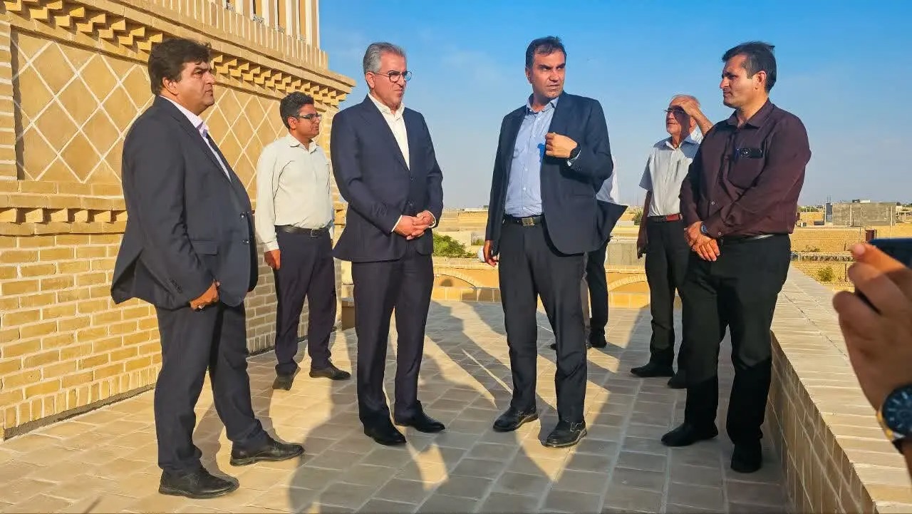 بازدید معاون استاندار یزد از عمارت گردشگری مهزاد در شهرستان اردکان