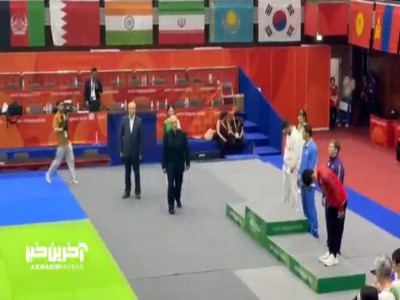 اهدای مدال امین احمدزاده توسط دکتر مناف هاشمی و محمدرضا نصیری‌نژاد