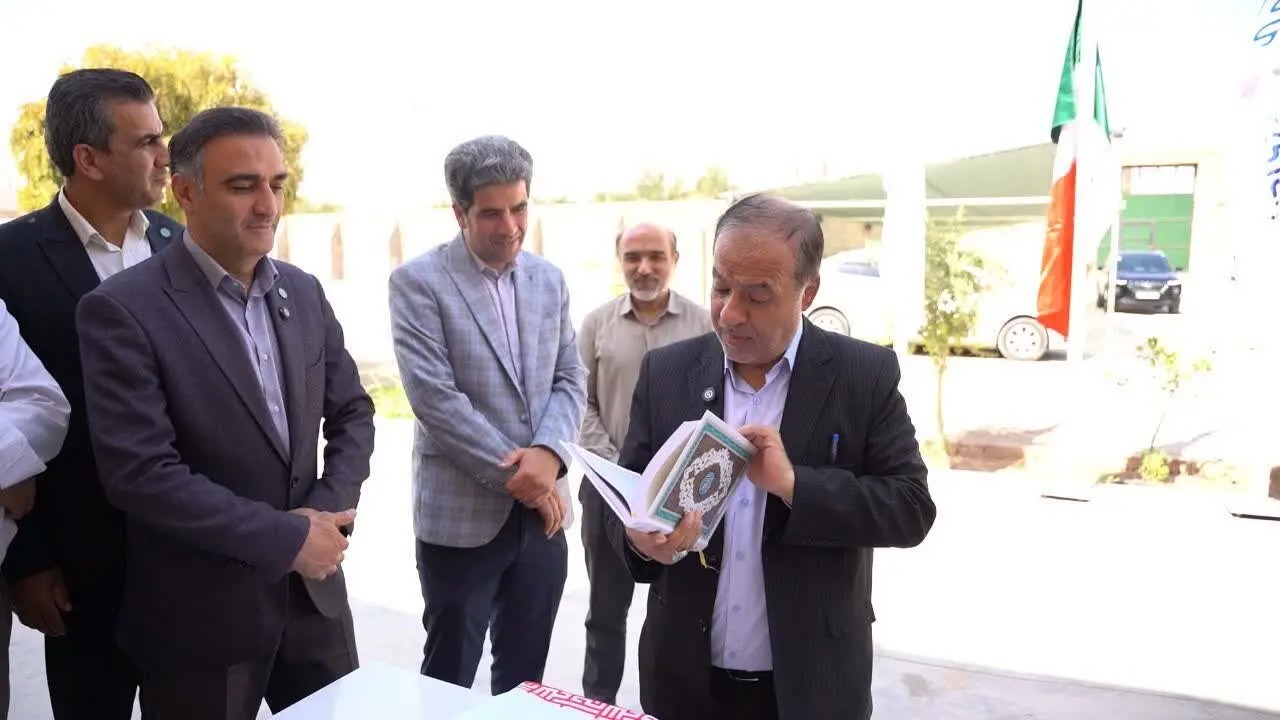 آیین گرامیداشت روز پرچم در کارخانه نوآوری درخشان یزد برگزار شد