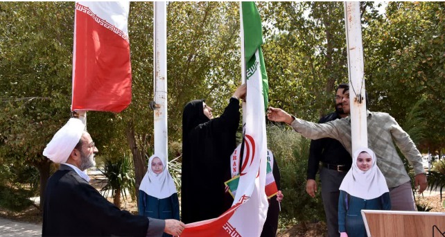 پرچم جمهوری اسلامی ایران همزمان با آغاز سال تحصیلی در دانشگاه میبد به اهتزاز درآمد