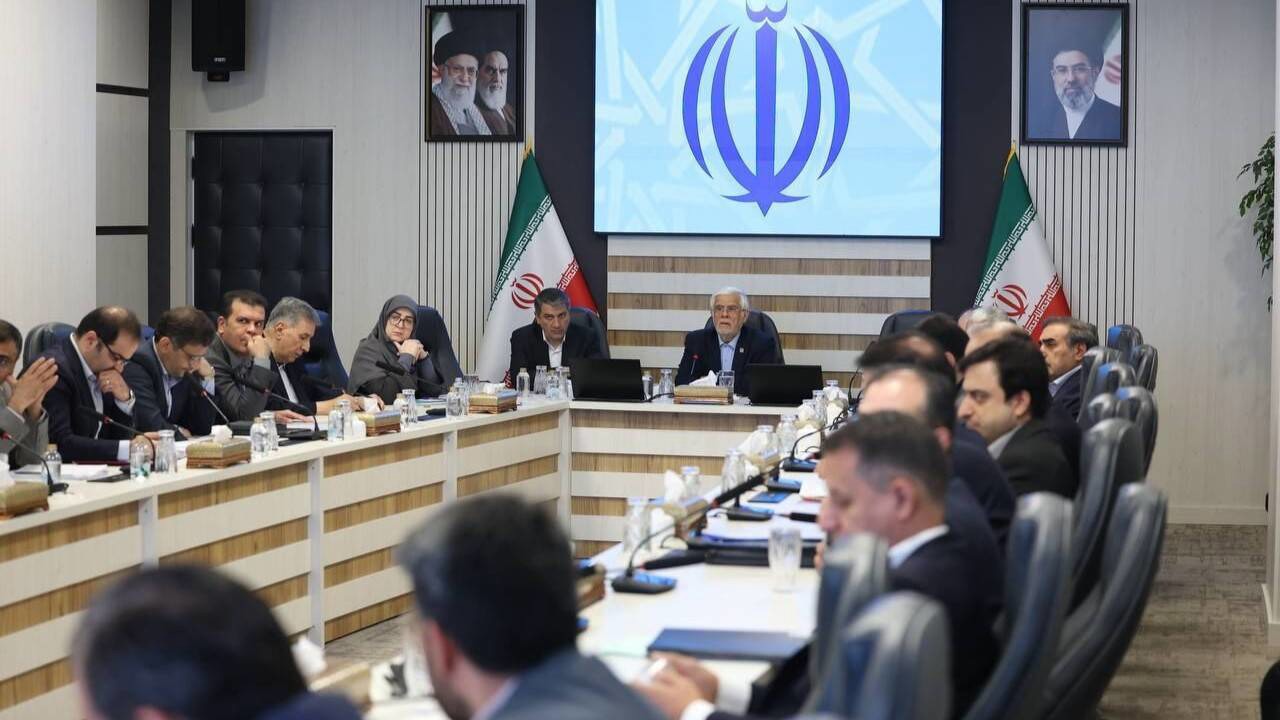 عارف: با توجه به ظرفیت‌های کشور، از مشکلات عبور می‌کنیم