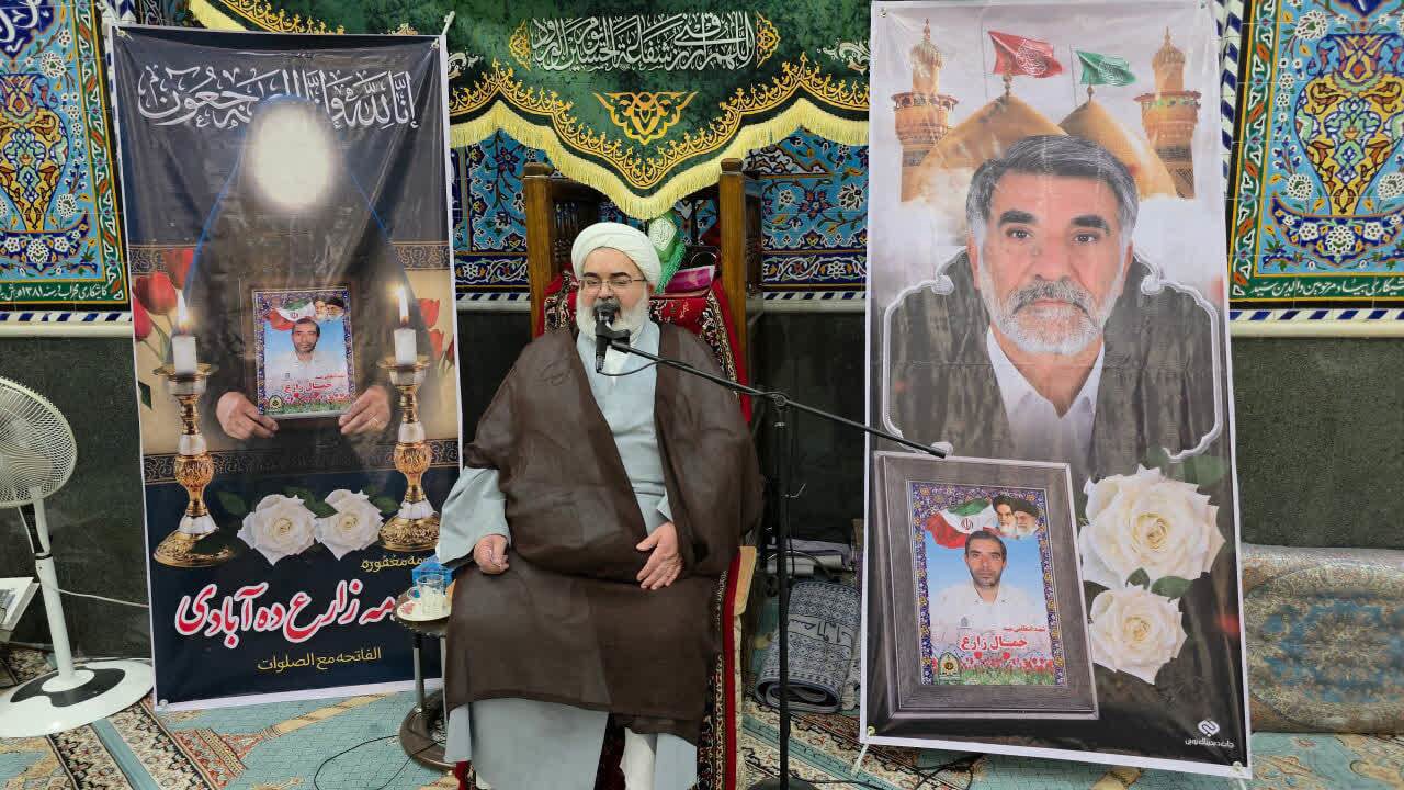 تجلیل از پدر و مادر شهید «جمال زارع ده‌آبادی» در میبد