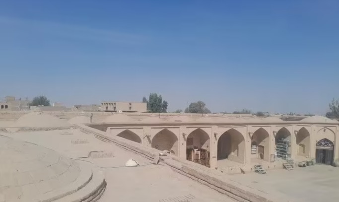 آغاز عملیات ایمن‌سازی و پاک‌سازی پشت‌بام کاروانسرای شاه‌عباسی میبد