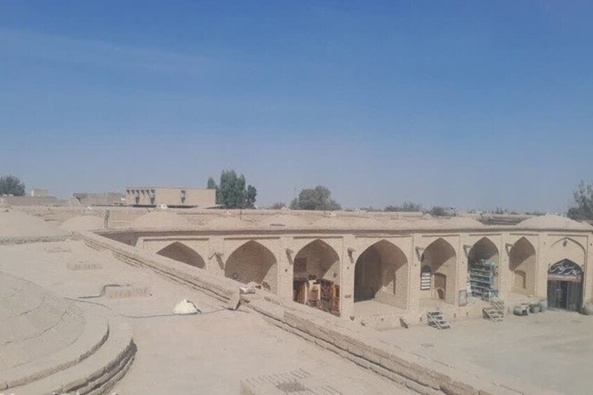 بام کاروانسرای شاه‌عباسی میبد ایمن‌سازی می‌شود