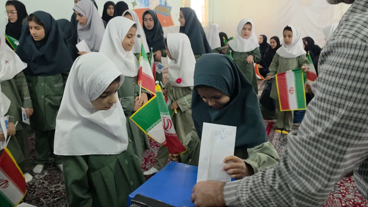 از دستان کوچک تا قلب‌های بزرگ؛ جشن مهربانی در مدارس دخترانه مزرعه‌نو