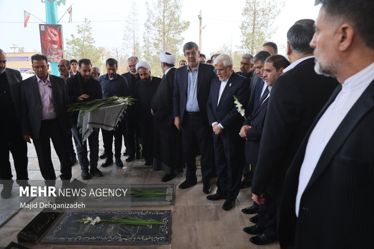 ادای احترام عارف به شهدای خلدبرین یزد