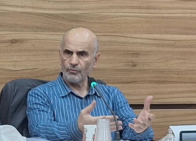 فرشاد مومنی: جهش نرخ ارز نباید بهانه افزایش قیمت کالاهای موجود شود